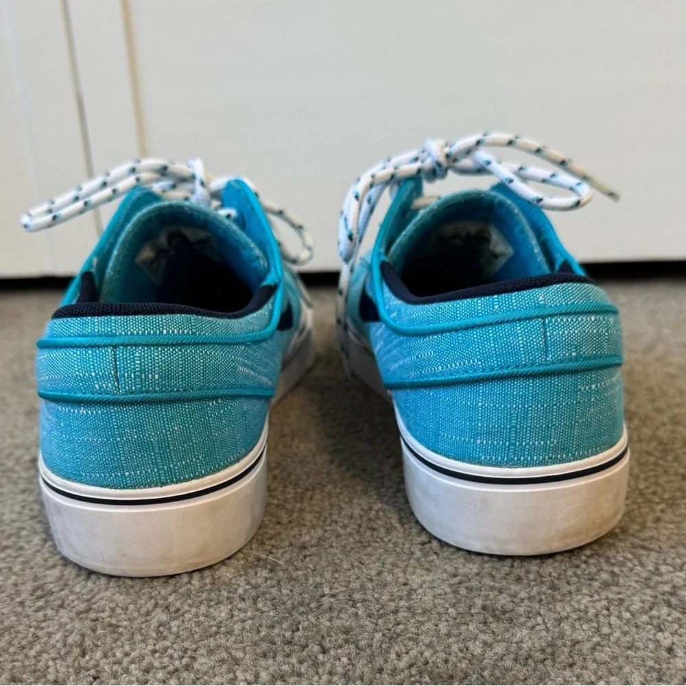 Nike Youth 7 (8.5 women’s) Turquoise Blue Skate Shoes